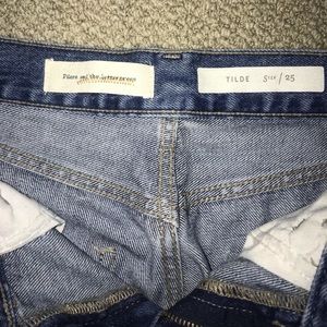 Cropped frayed jeans